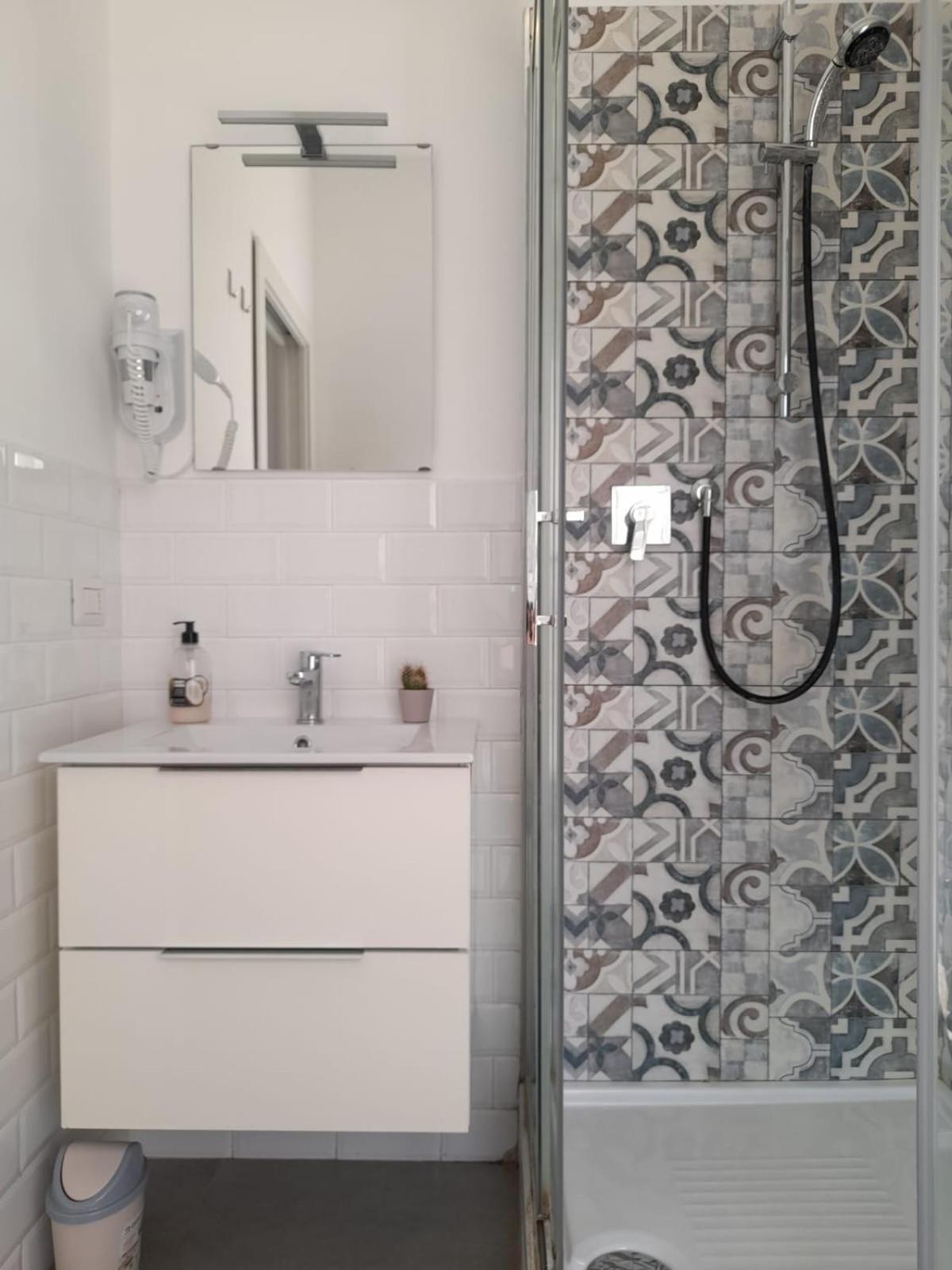 -l' Oasi Del Turista, Room2- Station Affittacamere Milano